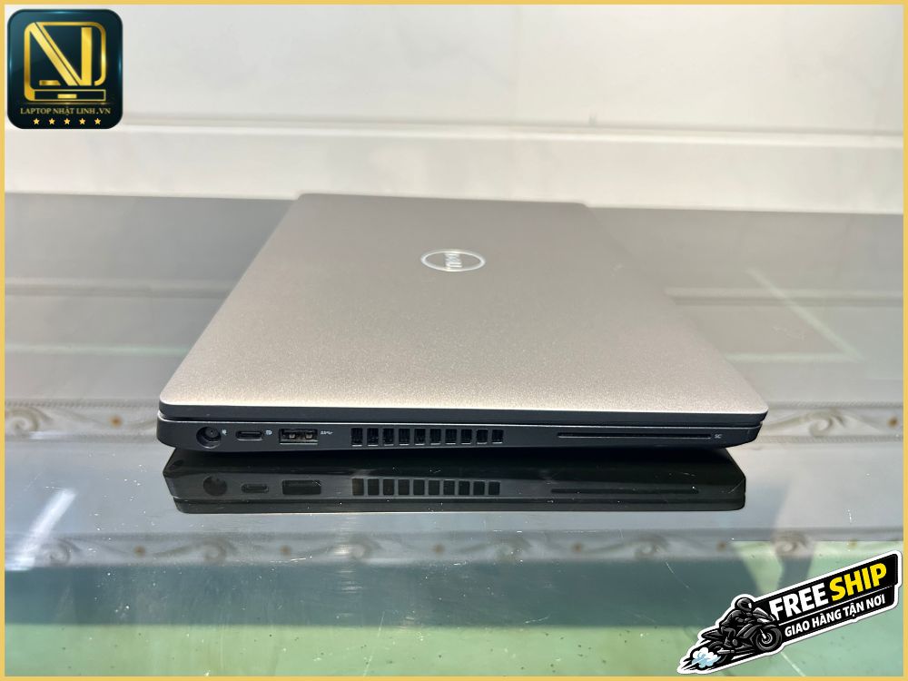 Cạnh trái Laptop Dell Latitude 5400 cũ gồm cổng sạc, USB Type-C hỗ trợ xuất hình và khe tản nhiệt lớn tại Laptop Nhật Linh.