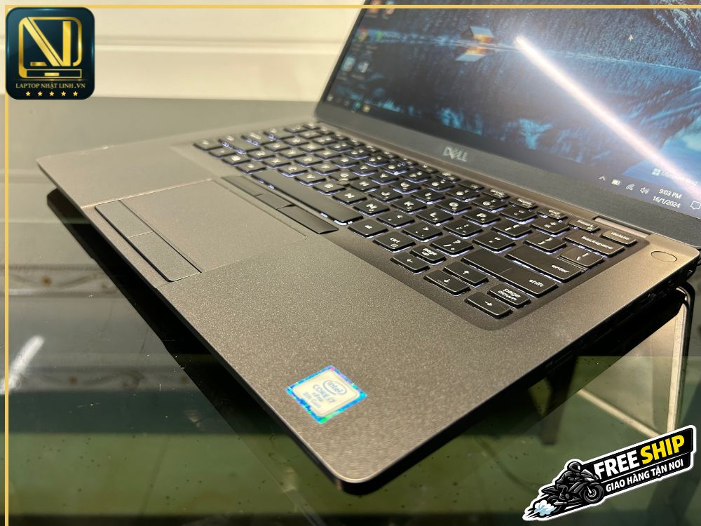 Cận cảnh tem Intel Core i7 thế hệ 8 và chiếu nghỉ tay Dell Latitude 5400 cũ còn mới đẹp tại Laptop Nhật Linh.