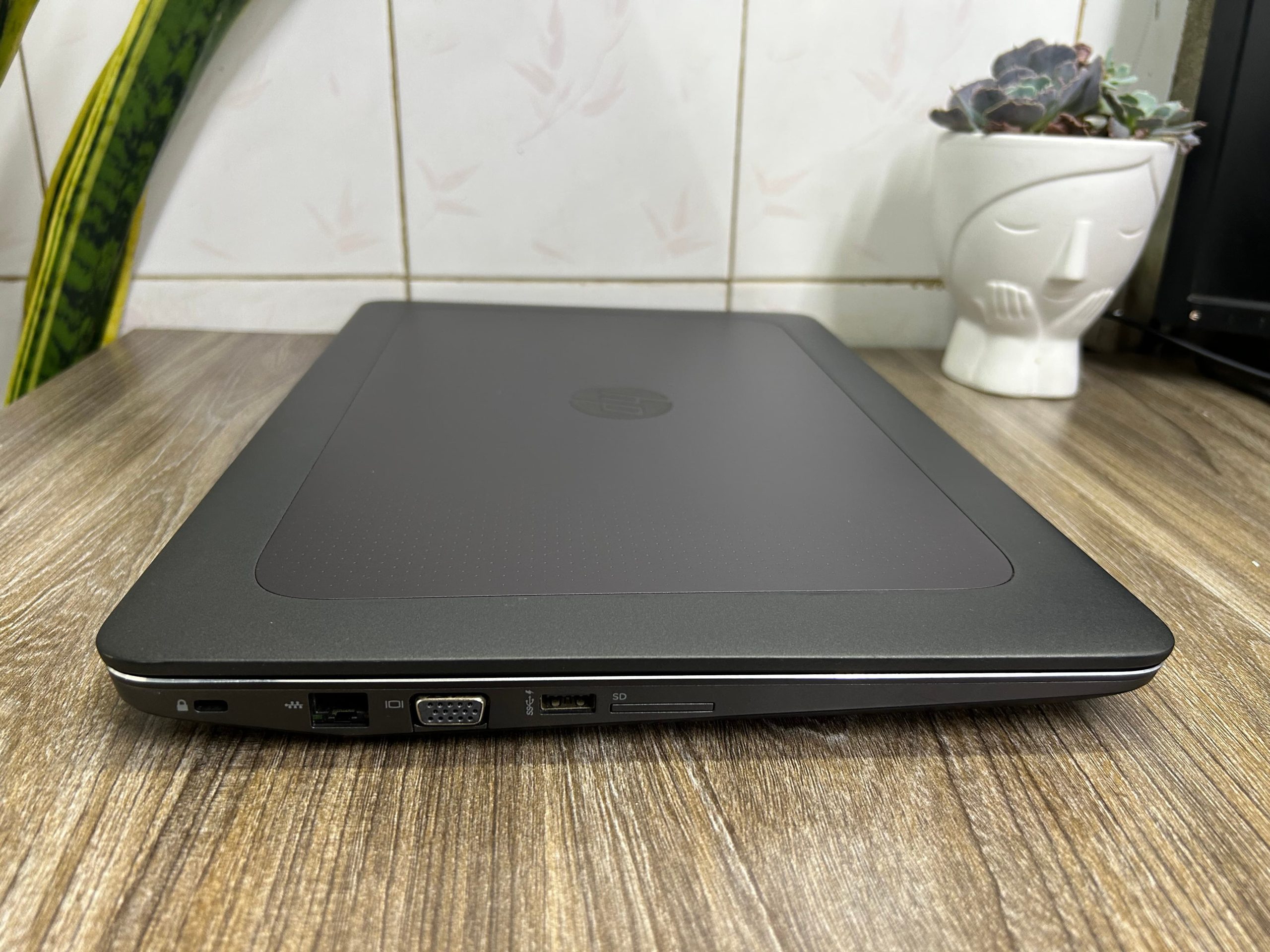 Hỉnh ảnh các cổng nối bên phải chiếc laptop hp zbook 15 g3 tại cửa hàng laptop nhật linh