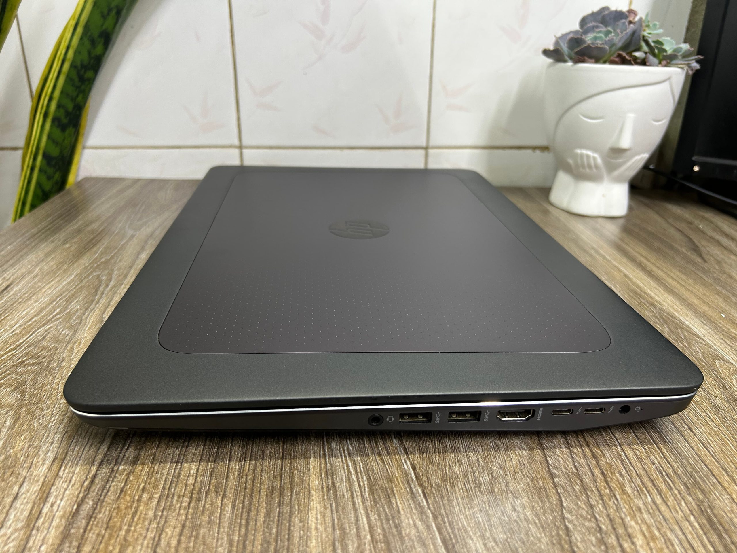 Hình ảnh thật chiết các cồng kết nối của Hp Zbook 15 G3 tại cửa hàng Laptop Nhật Linh