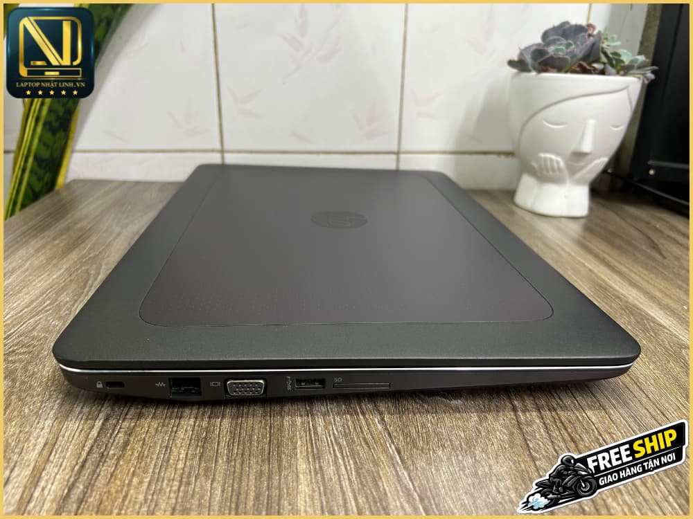 Mặt lưng bền bỉ và các cổng kết nối VGA USB SD trên laptop HP ZBook 15 G3