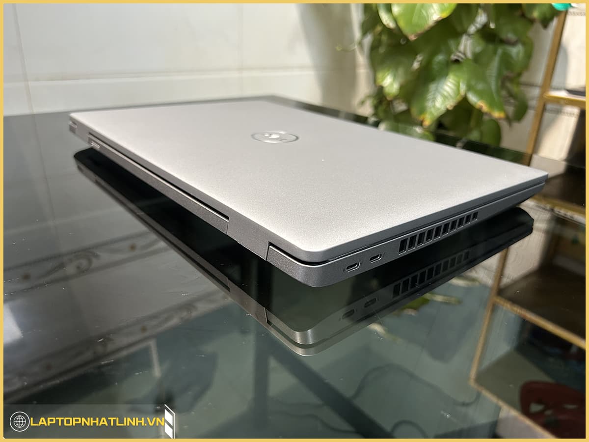 Cổng kết nối bên phải của dell precision 3561