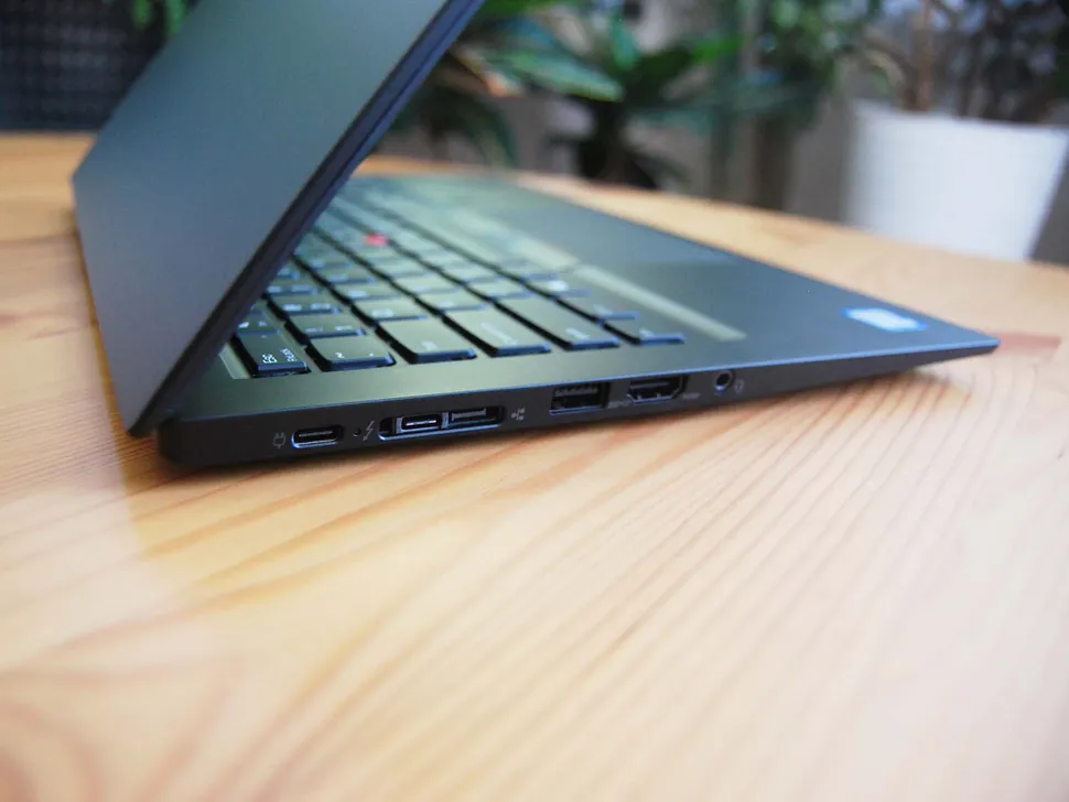 Đầy đủ cổng kết nối trên thinkpad T490s