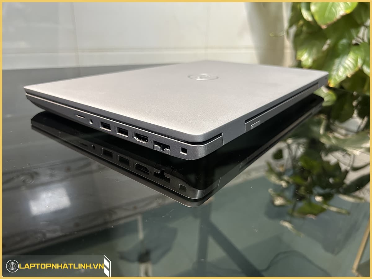 Cổng kết nối bên phải của dell precision 3561