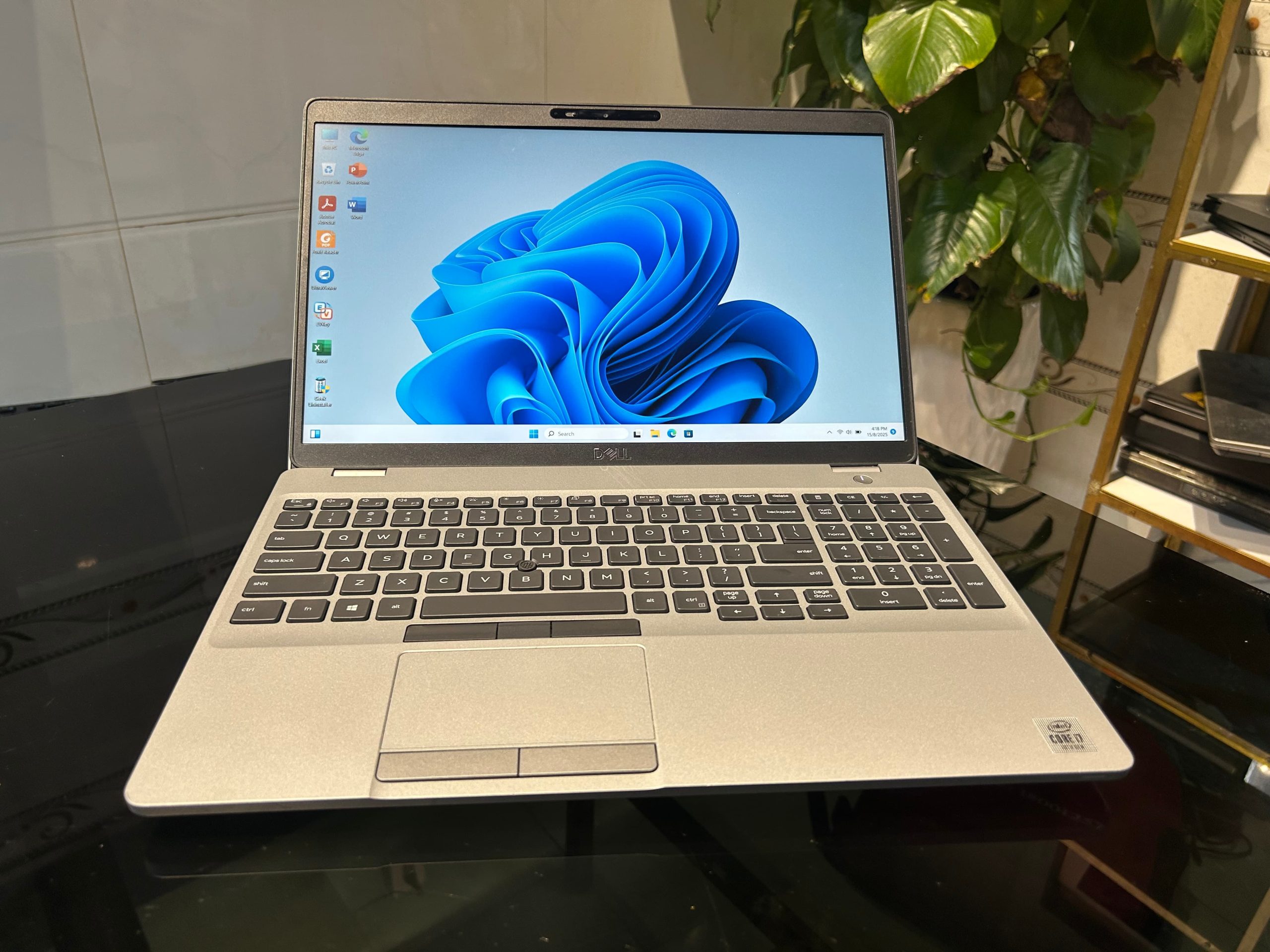 Màn hình Dell Precision 3551 sắc nét