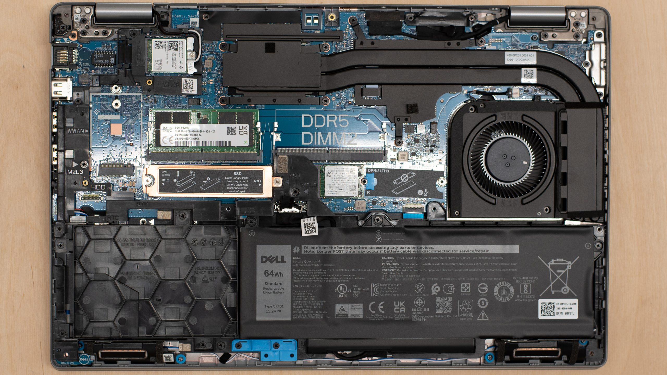 Cận cảnh 2 khe cắm RAM DDR5 rời trên Dell Precision 3571 hỗ trợ nâng cấp 64GB tại Laptop Nhật Linh